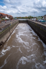 Lock with open sluices