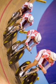 Team Pursuit. Track Cycling World Cup. Manchester Velodrome. 01/11/2008. Nikon D200 - 1/160 sec @ f5.6, ISO 1400 (0945_0149.jpg)